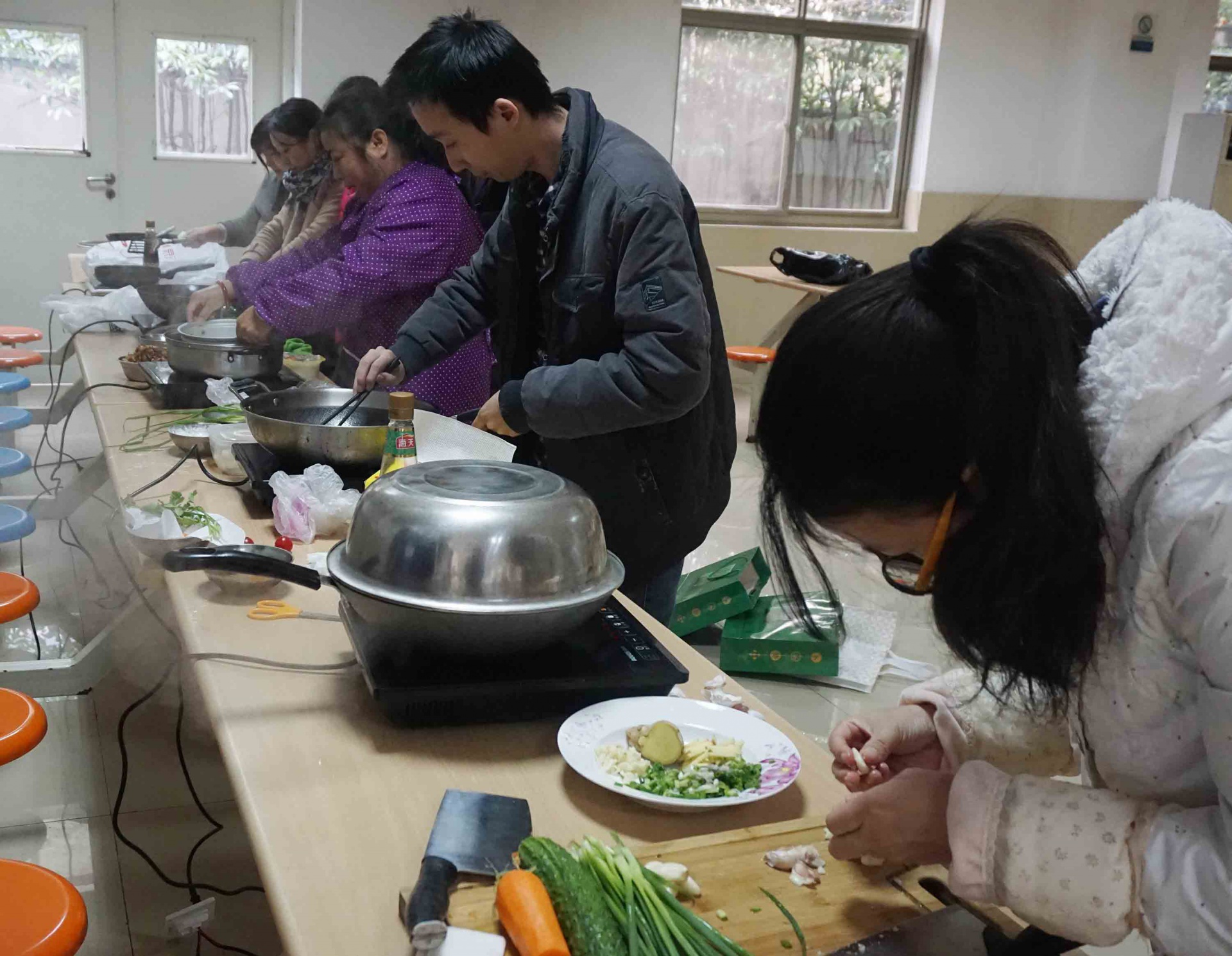 
                            魚火相逢，互展廚技，共烹友旺情！